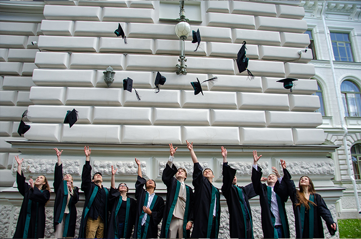 Трансляции и фотографии торжественных церемоний поздравления выпускников ИКНК 2024